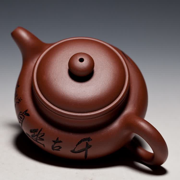 周伯其(木石)(工艺师) 作者简介:木石,本名周伯其,任淦庭高徒,在紫砂