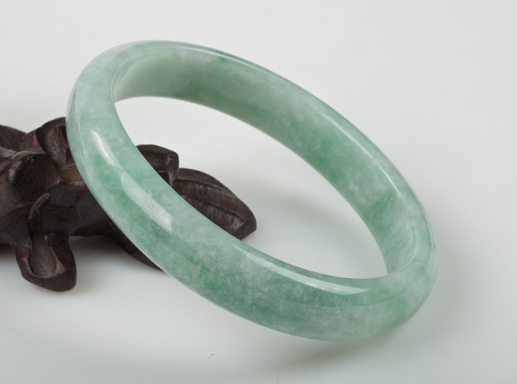 基本信息: 材质: 天然翡翠(a货)手镯 总重: 以实物为准 规格: 约57.