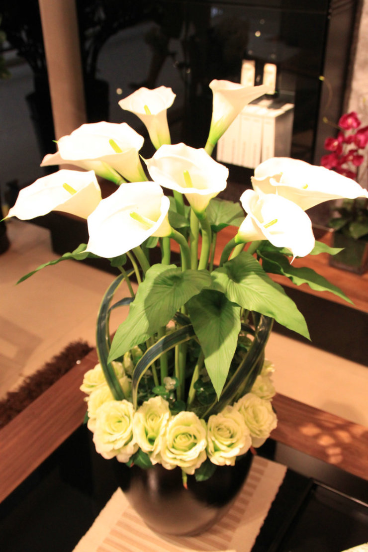 【材质/规格】:手感软胶马蹄莲/绢布玫瑰/陶瓷花盆/插花配材,整体花艺