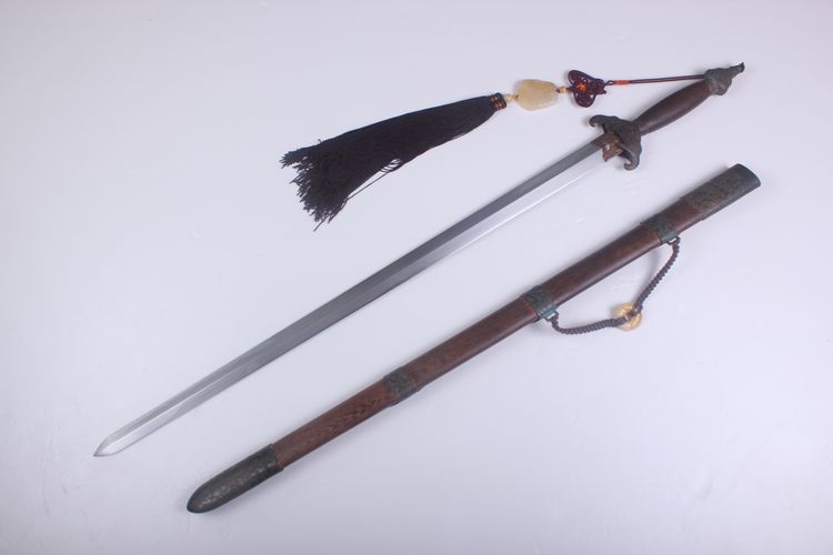  总长>:102.5厘米  剑鞘长>:80厘米  剑刃长>:77厘米  剑柄长>:13.