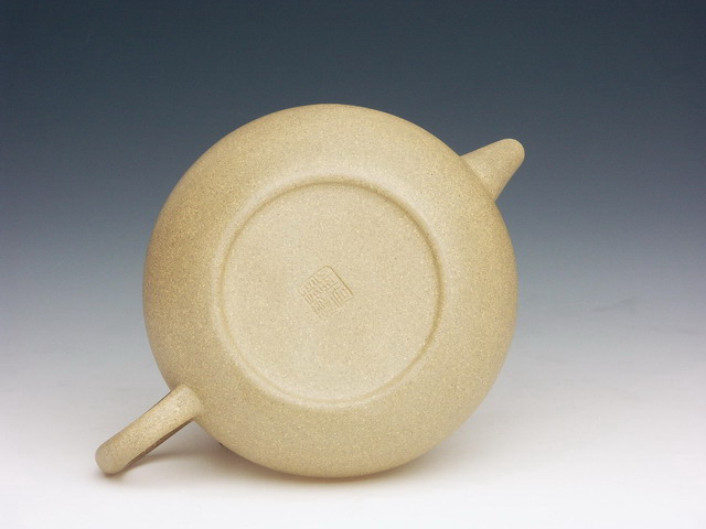 【作品点评】该壶选用黄龙山青段精心制作而成,一流紫砂泥,泥料细腻