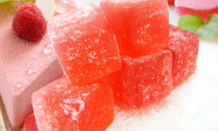 吃透透草莓软糖表面白白的物质是细小的砂糖颗粒哦!            1.