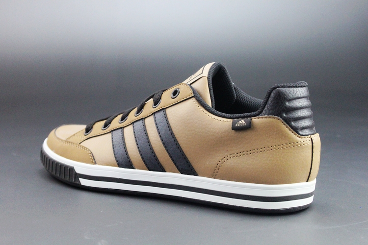 switch master鞋底处是人字纹橡胶大底,具有很好的防滑作用.