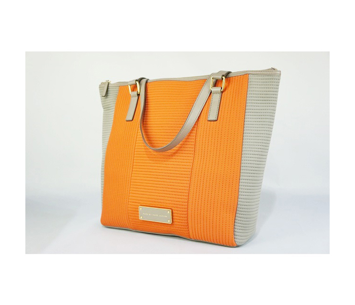 商品属性 内部结构:1内贴袋  箱包流行元素:简约  外形:手提包  款式