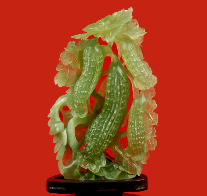 精美漂亮的玉摆件,色泽高雅俏丽,雕工精细,图案吉祥,黄瓜,飞的蝙蝠是