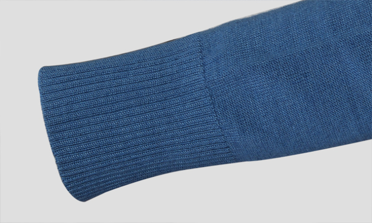 罗纹收口毛织袖,秋冬穿防风更保暖,同时引领出纤细手臂