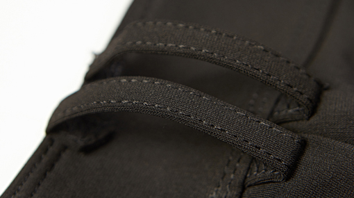 裤袢腰头处的双裤袢设计,更牢固耐穿,平整车工精细出彩,起到一定的