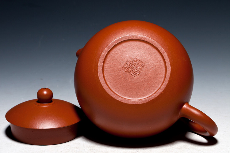 自幼就受到紫砂艺术的熏陶,1993年进宜兴紫砂工艺厂,从师表兄高级工艺