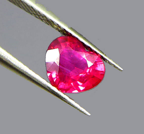 名 称 红宝石 重量 1.44克拉 大小 7.55*6.60*3.