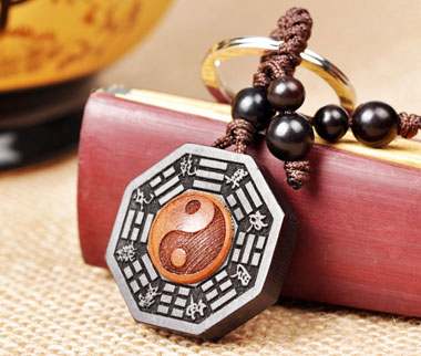 上雕刻阴阳太极八卦上有符印,可增智慧,有护佑之功;可谓要风得风,要雨