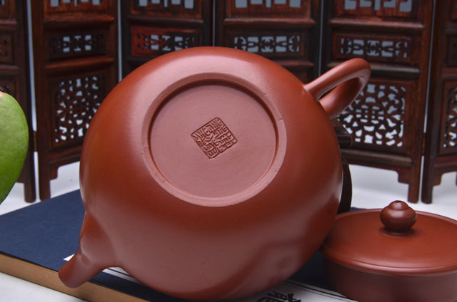 【品 名】全手工莲韵壶 (包真,有证书) 【作 者】陈菊华 国家级助理