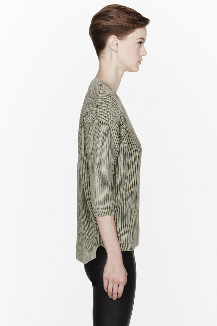 leather logo patch at nape of neck. tonal stitching.