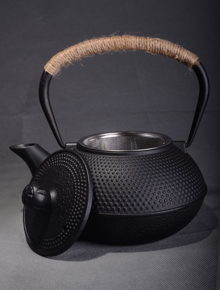 铁壶能够提高水温,而且蓄热能力强.