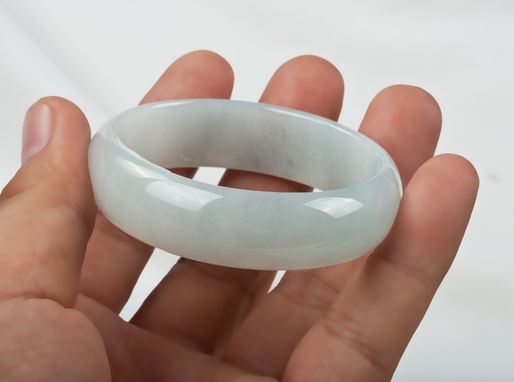 基本信息: 材质: 天然翡翠(a货)手镯 总重: 以实物为准 规格: 约52.