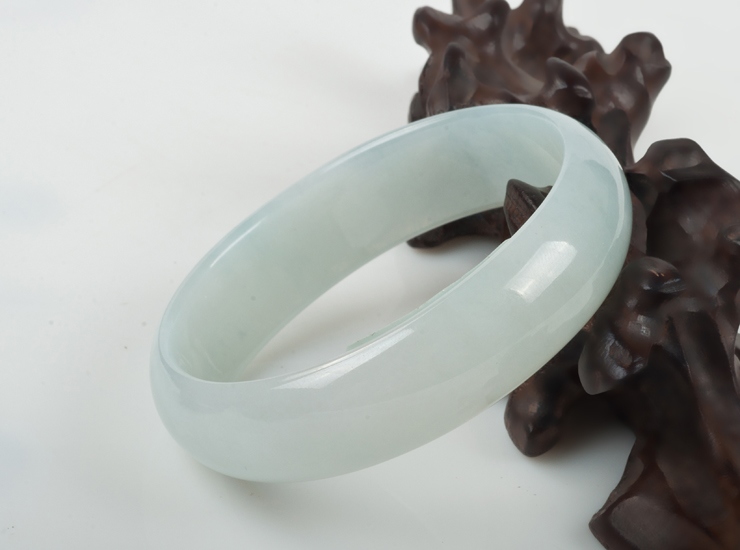 基本信息: 材质: 天然翡翠(a货)手镯 总重: 以实物为准 规格: 约52.