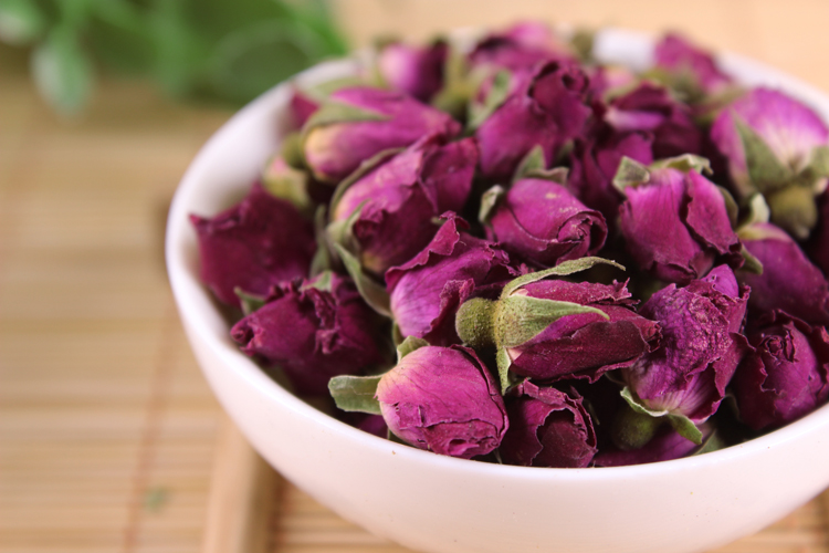 答:如果用开水冲泡,玫瑰茶加了蜂蜜是会变黑的.