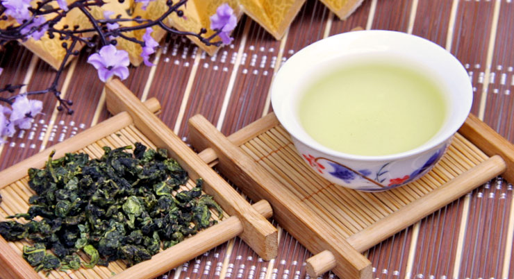 2,乌龙入宫(落茶):放茶量约占茶具容量的四五分; 3,悬壶高冲(冲茶)