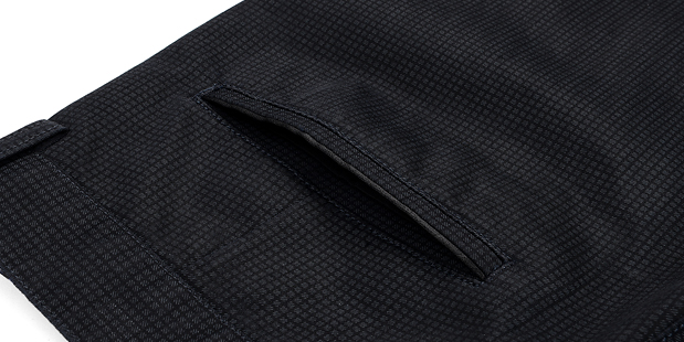 后袋单嵌线口袋,做工精细,缝纫缜密,牢固耐用,整体简约大方