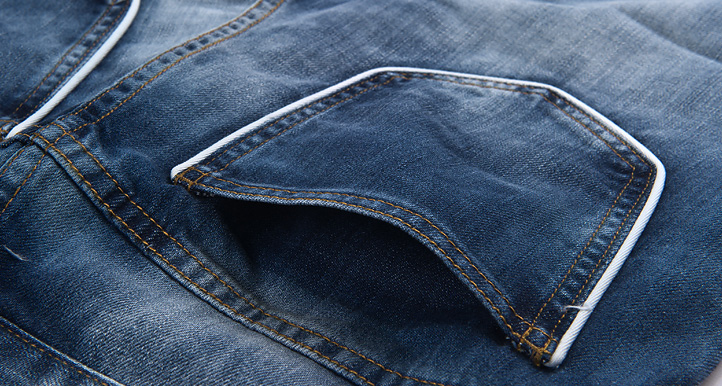 后袋 经典贴袋设计,袋口两端用套结固定,简约美观