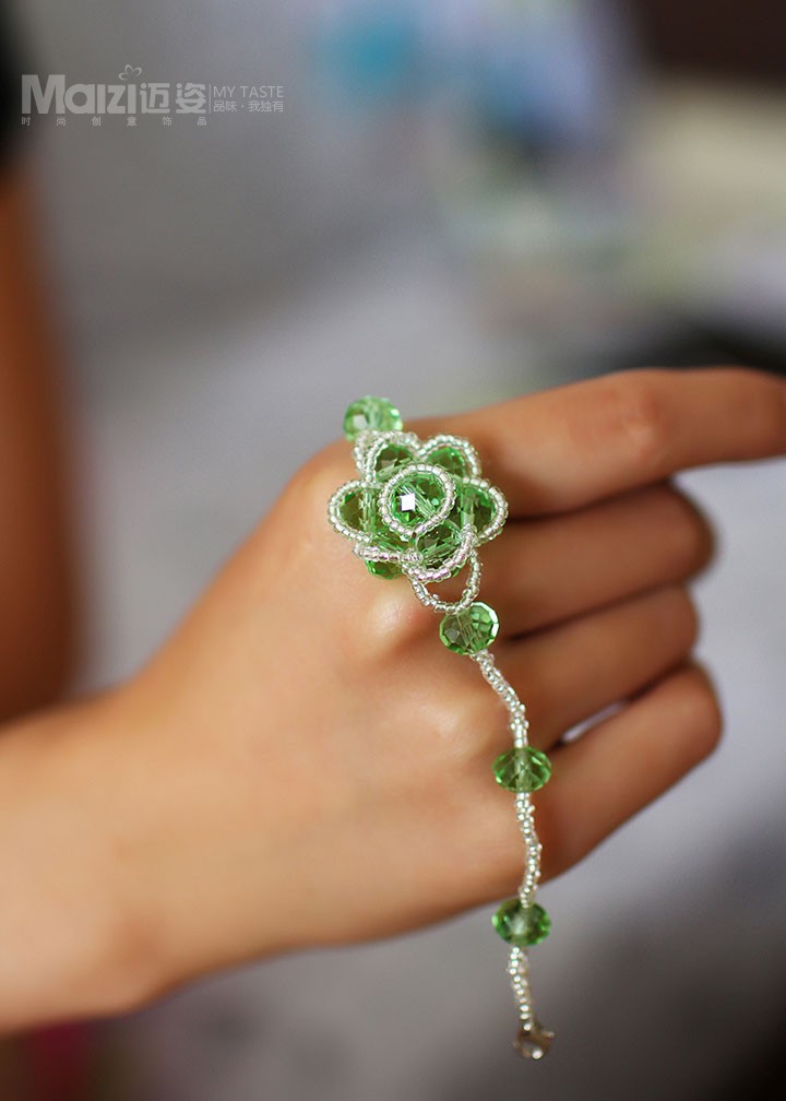 绿水晶花型米珠手链 材料:玻璃水晶,米珠 规格:手链总长约20cm 珠子