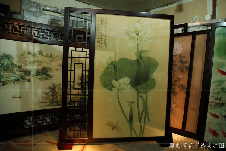 
                                        定制俄罗斯樟子松屏风改善风水中式雕刻屏风 玄关隔断酒店屏风 蜻蜓戏白莲 不透                