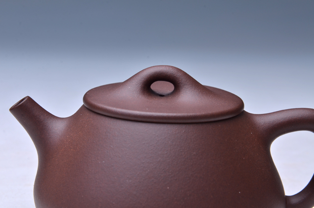 评:这是一把性价比高的小壶,做工好,泥料更好,出价很爽,款式更佳.