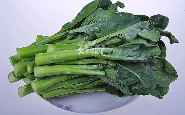 芥蓝的菜苔柔嫩,鲜脆,清甜,味道鲜美,芥蓝富含相当多的矿物质,是甘蓝