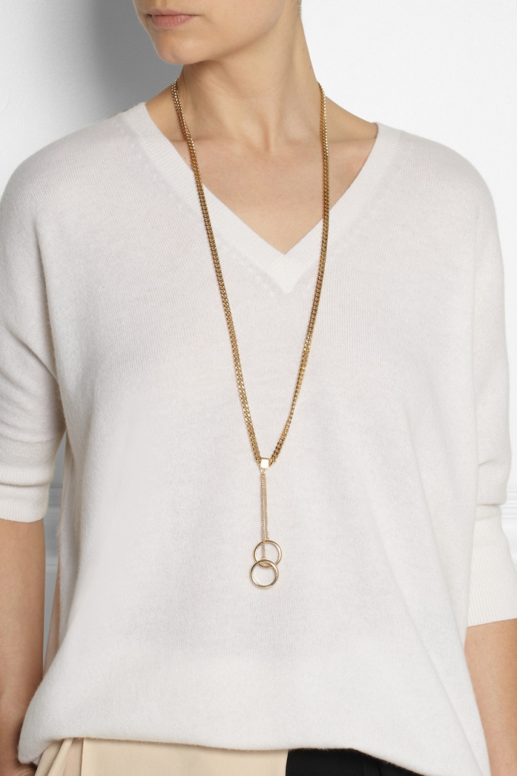 this elegant piece features a double ring embellishment and