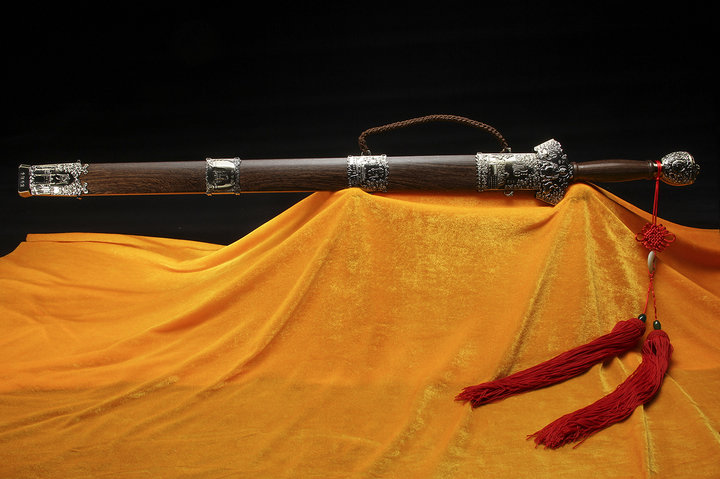  剑刃长>:77厘米  剑柄长>:28厘米  上下刃宽>:4/3.2厘米  刃厚>:1.