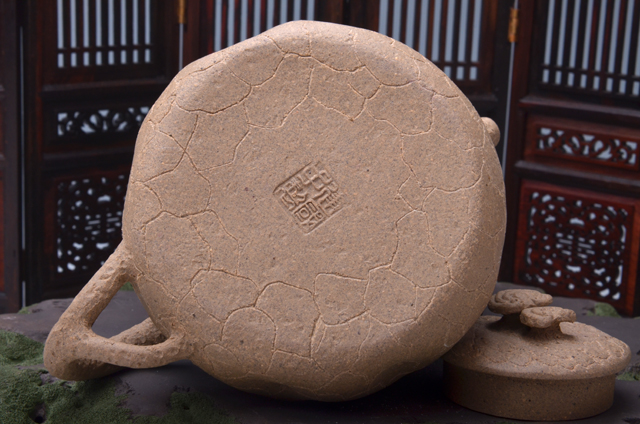 【作品点评】该壶选用原矿黄龙山段泥精心制作而成,一流紫砂泥,泥料