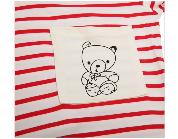 口袋细节:小巧可爱的方形口袋,加上小熊印花图案,简约中略显俏皮