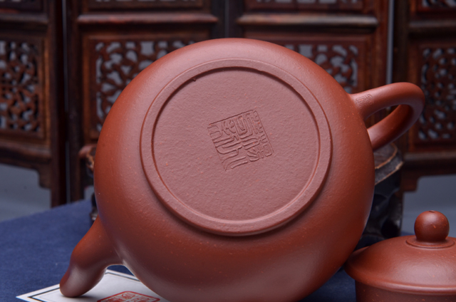 【品 名】古圆壶 【作 者】杨兆芳助理工艺美术师 优秀青年陶艺家 (有