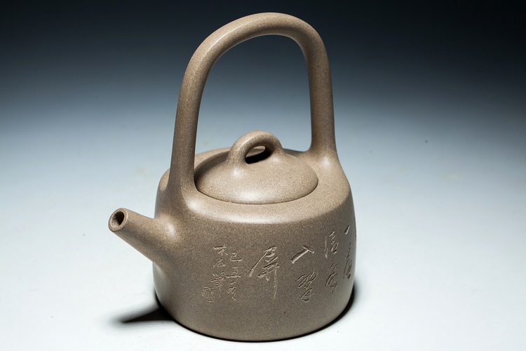 宜兴紫砂壶 助工王平制作 木石刻绘 本山绿泥 曼生提梁壶 240cc