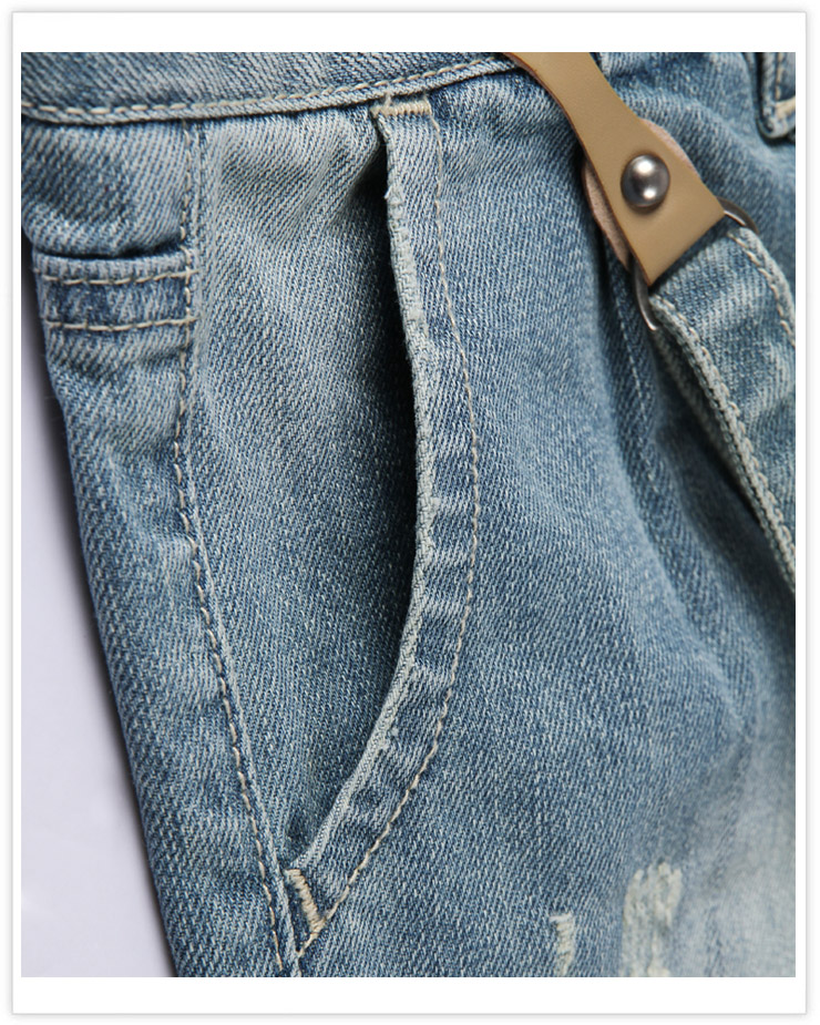 两侧弧形插袋对称设计,袋口磨白,丰富层次感