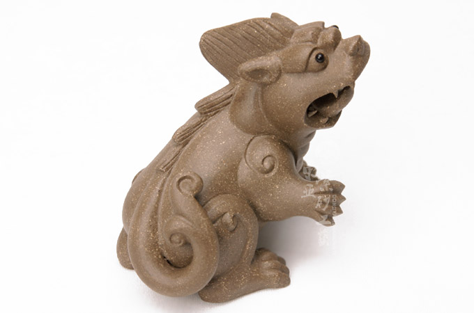 睚眦,是老二,平生好斗喜杀,刀环,刀柄,龙吞口便是它的遗像.