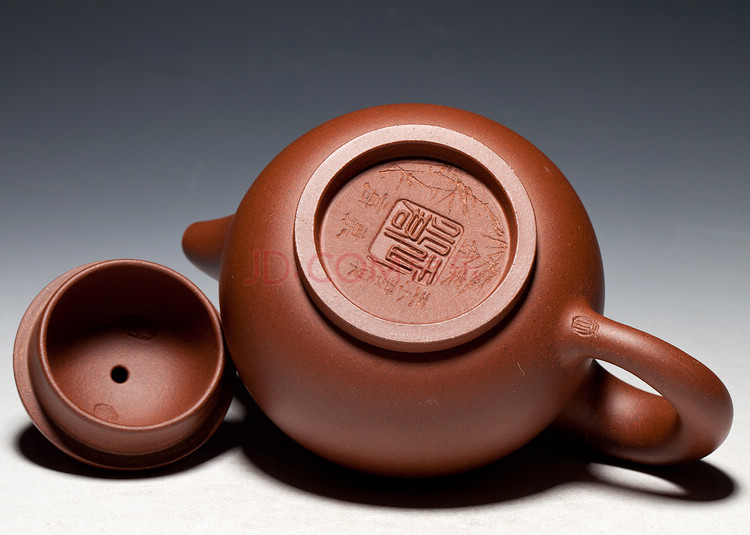 1980年从师中国陶瓷艺术大师李昌鸿,曾入中央工艺美术学院陶瓷设计系