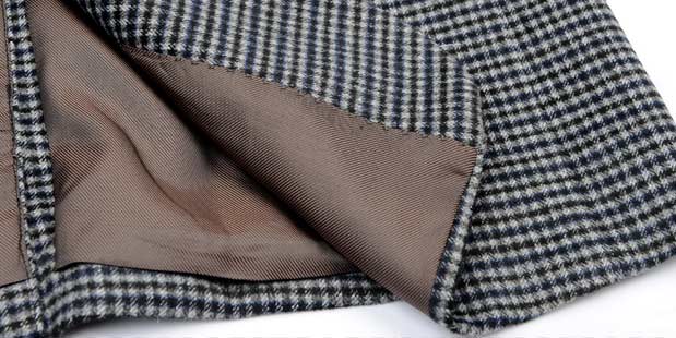 挂面精致顺滑里衬,穿着舒适,面料高档,手感细腻顺滑