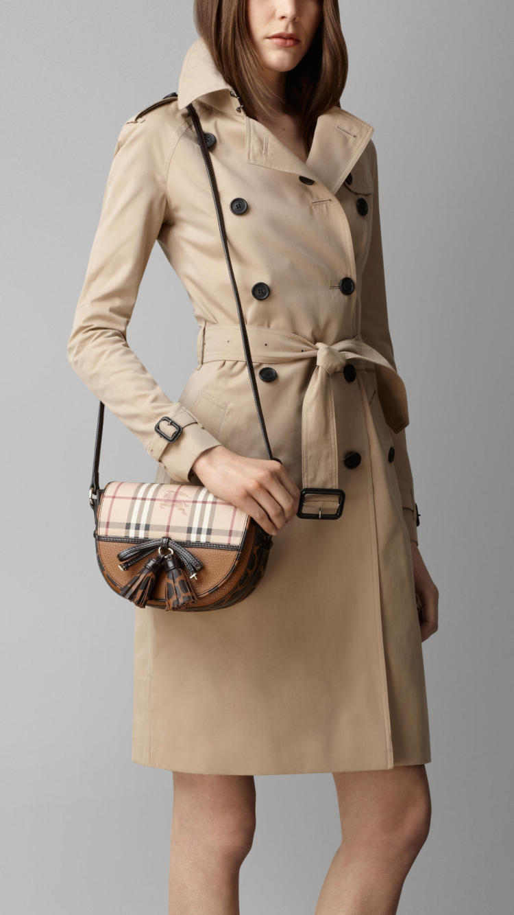 品 牌:  burberry / 巴宝莉  商品名称:  女士单肩斜挎包 颜色:  棕色