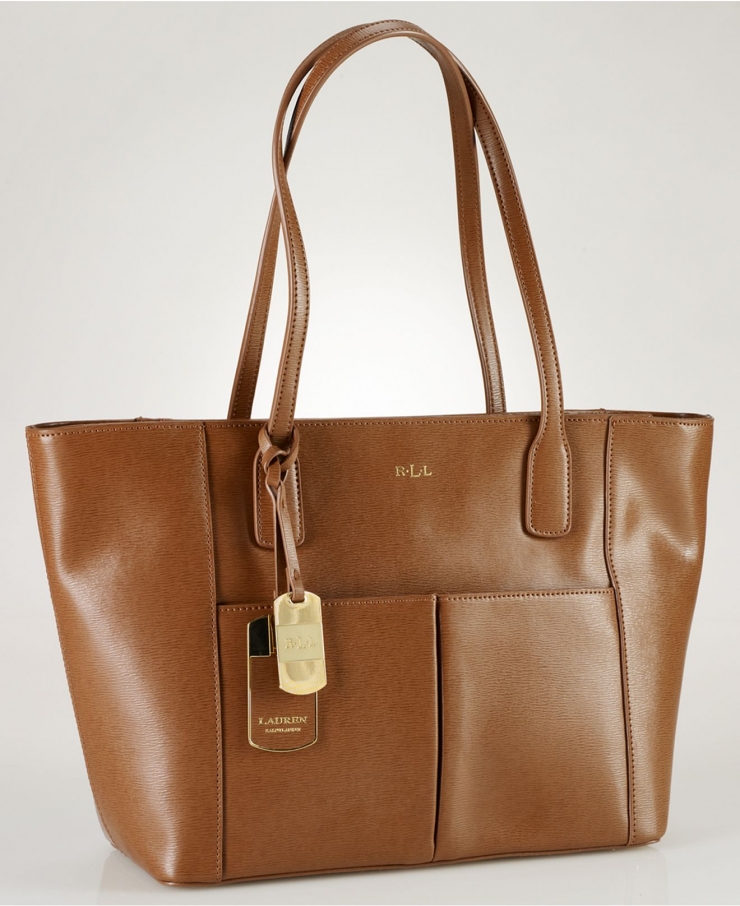 rendered in rich leather with pockets aplenty, it′s cl