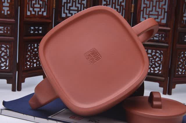 【品 名】均玉壶 【作 者】陈菊华  国家级助理工艺师(有证包真) 【泥