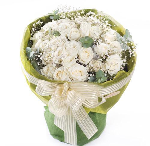 【商品名称】:甜蜜的约定 【花材】:21枝极品昆明白玫瑰,适量满天星