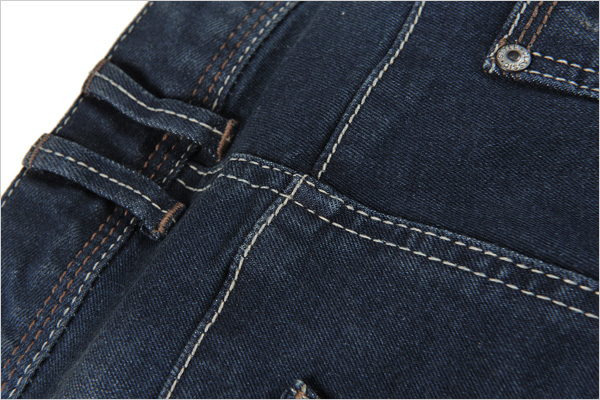 裤鼻细节:腰后双裤鼻设计,让衣身更加牢固