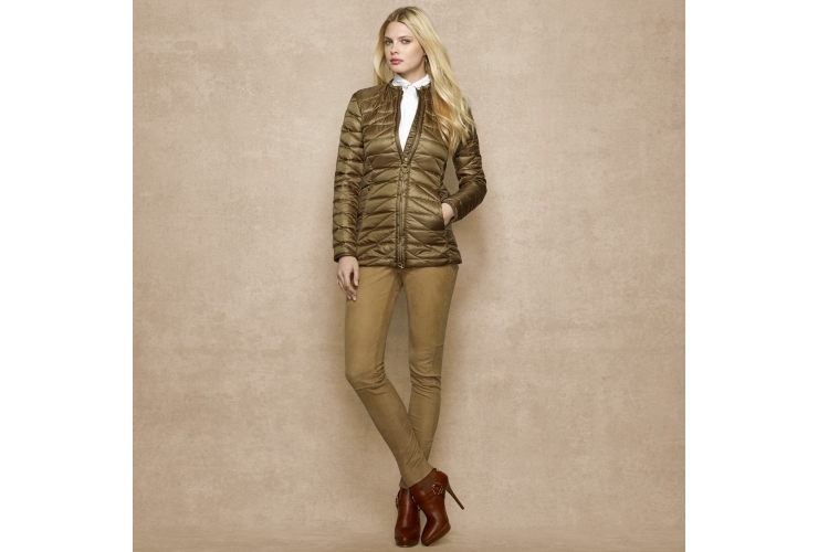 this modern, lightweight down jacket features a zigzag-quilted