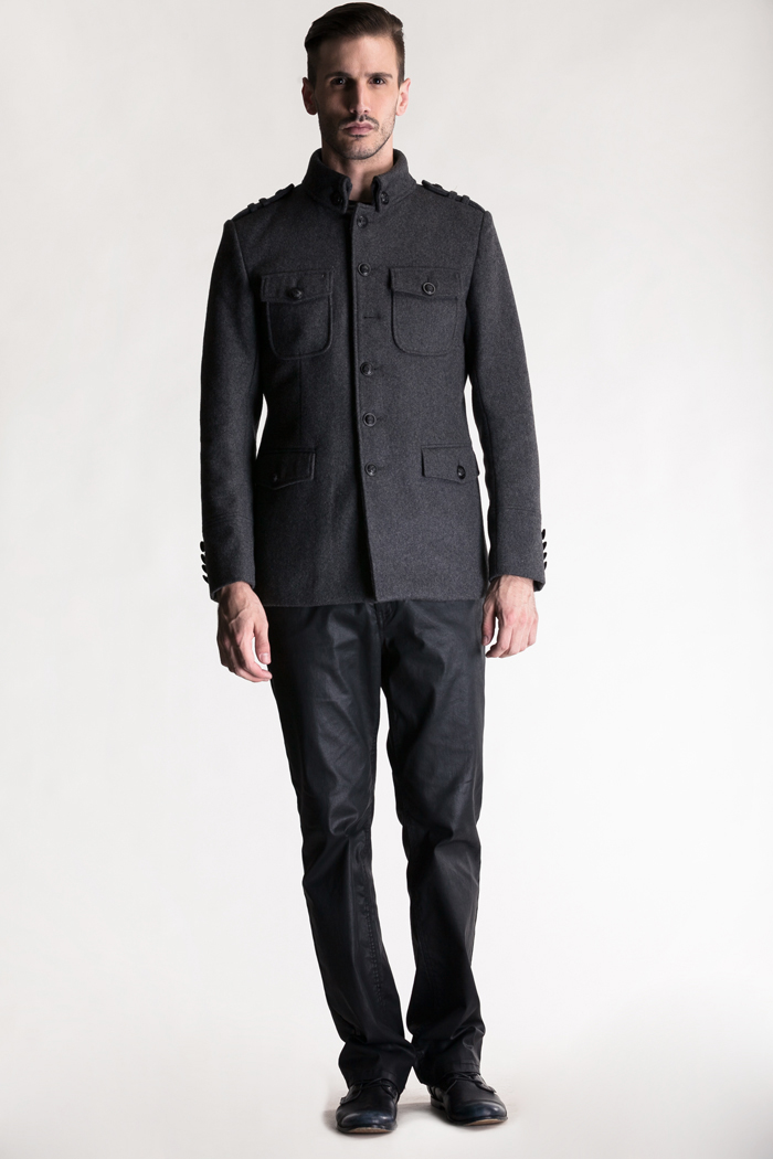 军装风格一直在时装界占有重要地位,本款借用经典款西装的修身剪裁,更