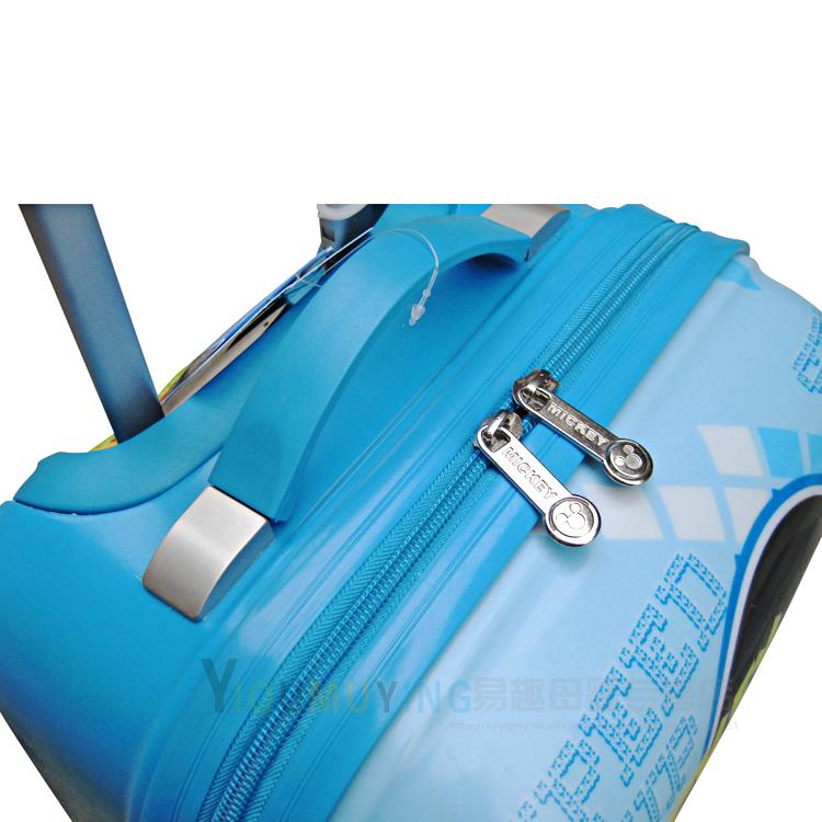 特性 拉杆节数 两节 滚轮数量 四轮 锁具功能 挂锁 防雨罩 无 滚轮