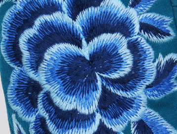 裤腿上的绣花是非常精致的彩色插针绣.