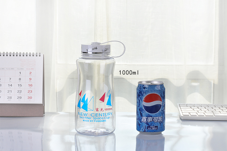 
                                        富光太空杯 大容量带滤网塑料水杯户外运动杯子（2种图案随机发） 1000ml                