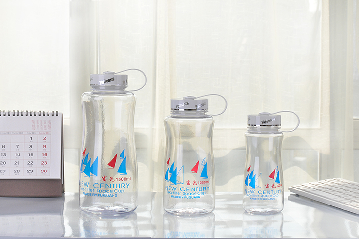 
                                        富光太空杯 大容量带滤网塑料水杯户外运动杯子（2种图案随机发） 1000ml                