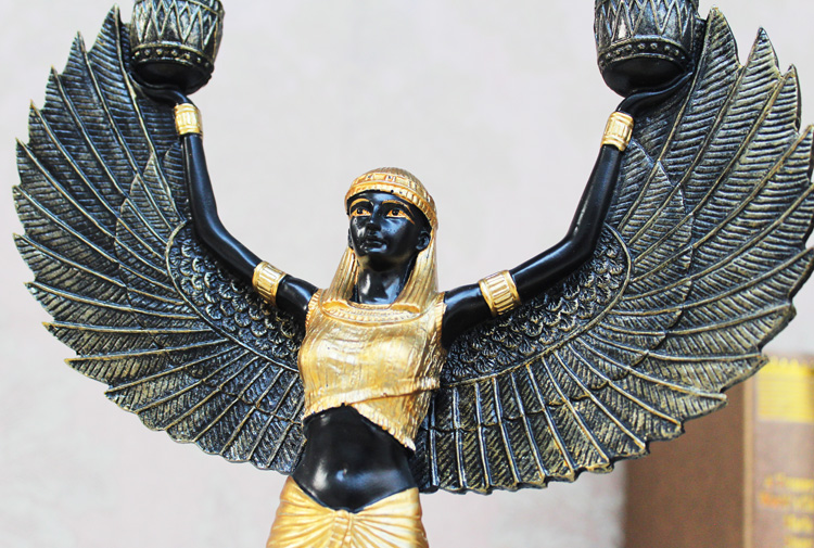 翅膀,使其丈夫奥西里斯复活,并怀孕生下何鲁斯神,所以她在埃及拥有