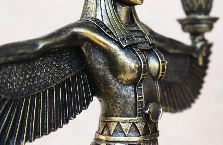 翅膀,使其丈夫奥西里斯复活,并怀孕生下何鲁斯神,所以她在埃及拥有